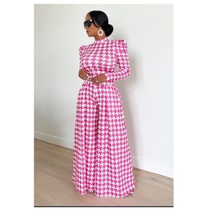 Strut & Pose 2pc Set

Hot Pink
Houndstooth
High Waist
Side zip closure
Wide leg